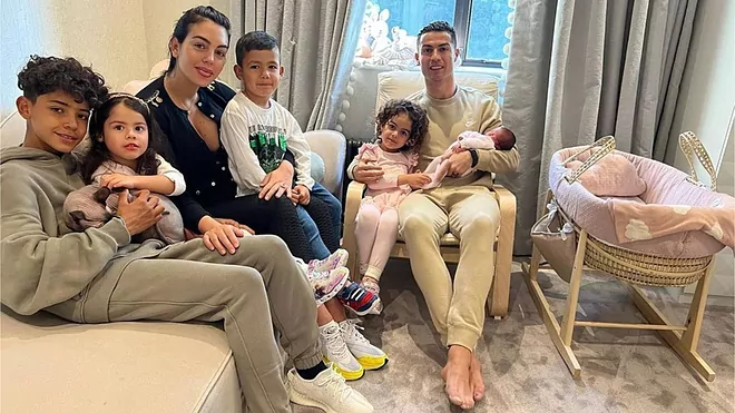 Ronaldo bế con gái mới sinh - VnExpress Thể thao