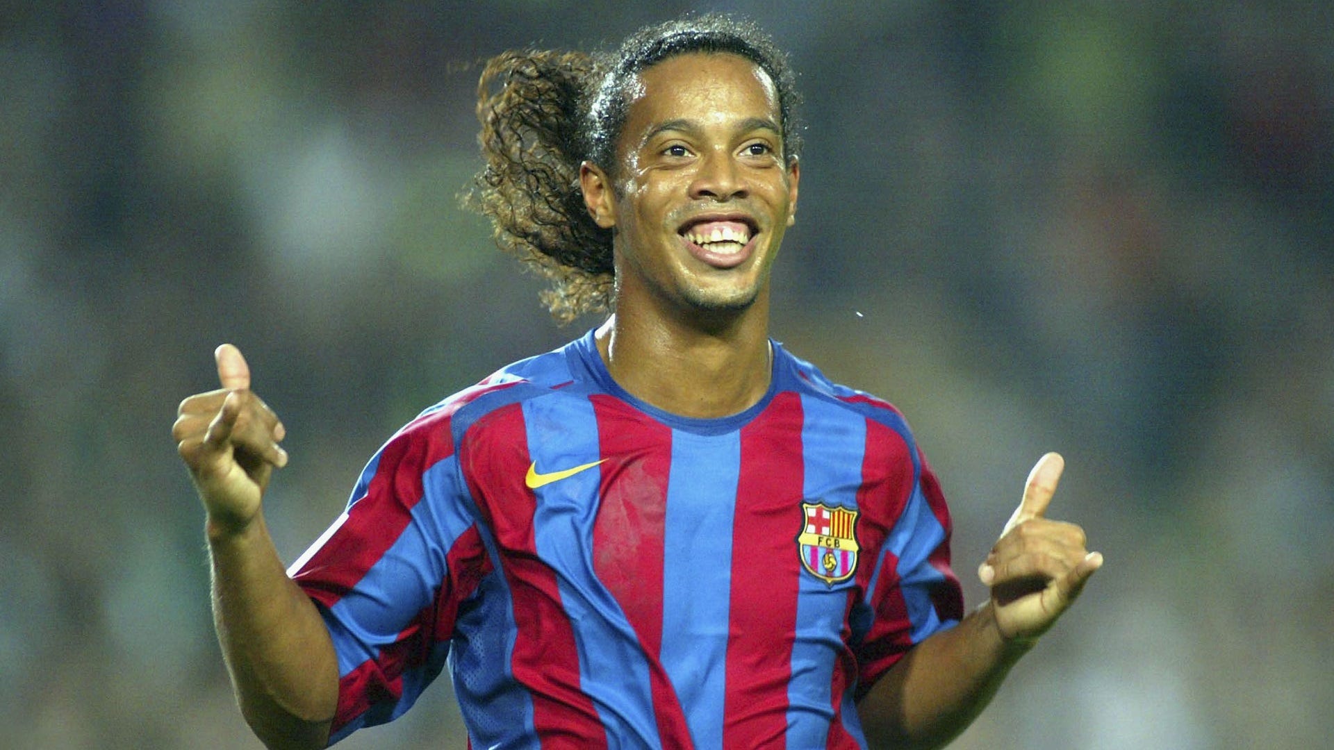 VIDEO: Ronaldinho trổ tài "lườm rau gắp thịt" | Goal.com Việt Nam