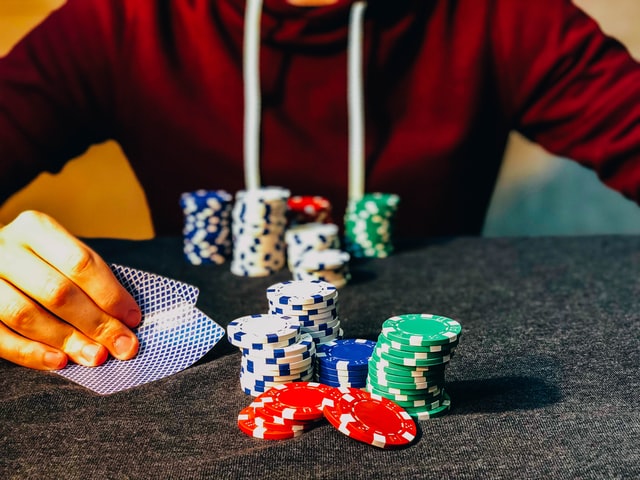 Làm thế nào để chơi những người chơi poker hung hãn? - Học viện Poker.md